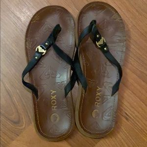 Roxy black flip flops